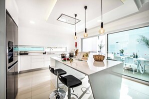 Réfrigérateur, micro-ondes, four, lave-vaisselle