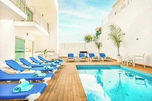 Piscine chauffée, chaises longues