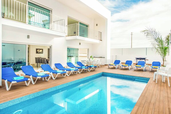 Piscine chauffée, chaises longues