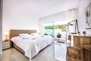 5 chambres, fer et planche à repasser, Wi-Fi, draps fournis