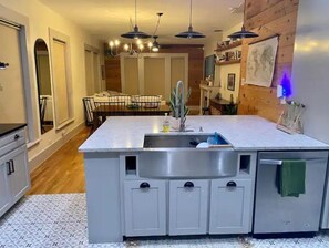 Private kitchen - Charmer with gym+office in walkable neighborhood (San Antonio)