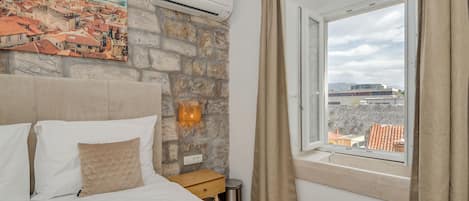 Habitación Deluxe | Camas con efecto memoria, escritorio y espacio para trabajar con laptop