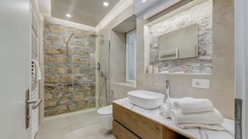 Deluxe Studio | Bathroom | Shower, hair dryer, towels, soap