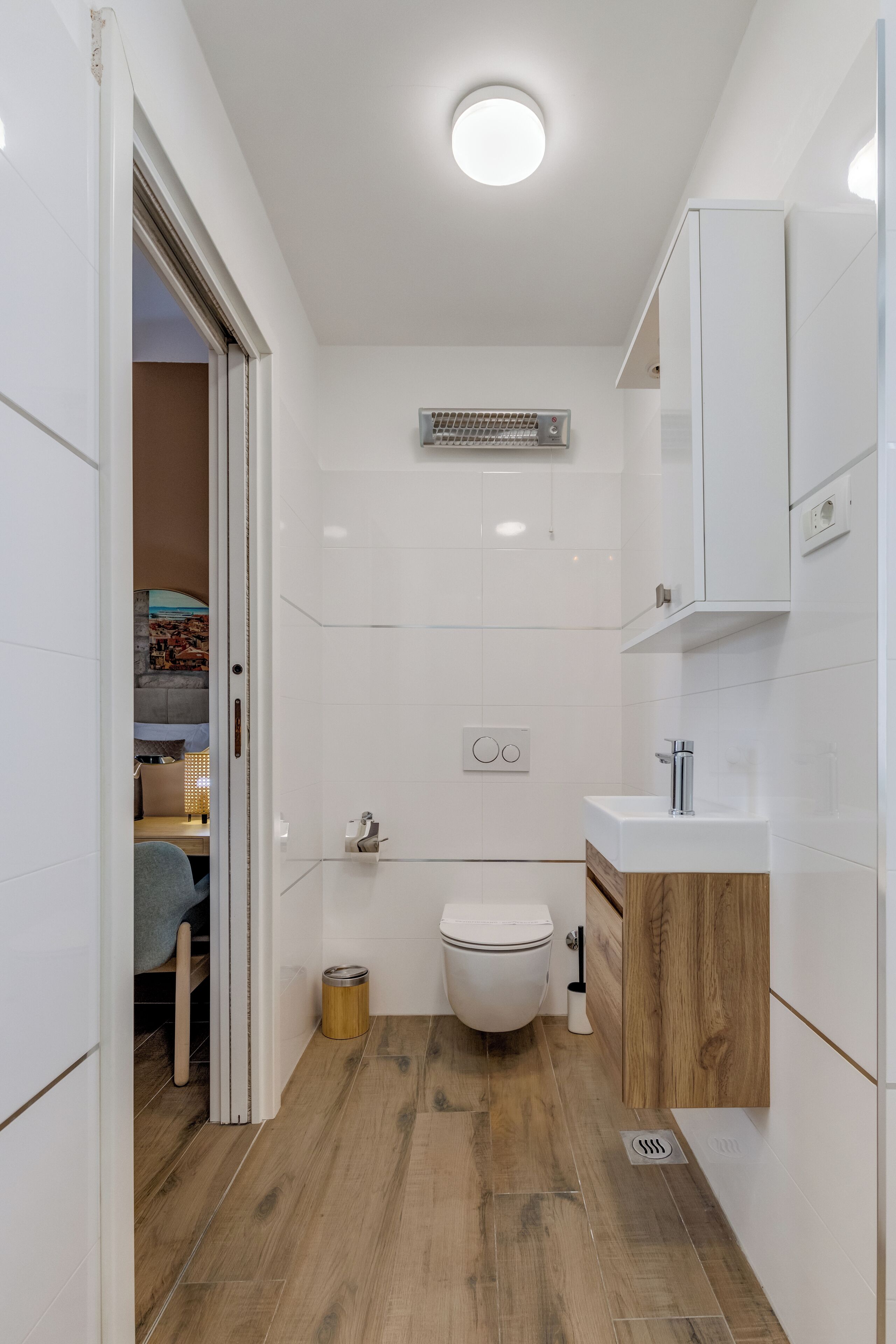 Un baño pequeño con inodoro, lavabo y ducha.