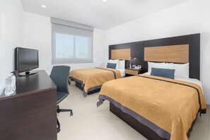In-room safe, desk, laptop workspace, blackout curtains - Hotel México Plaza Silao Aeropuerto (Silao)