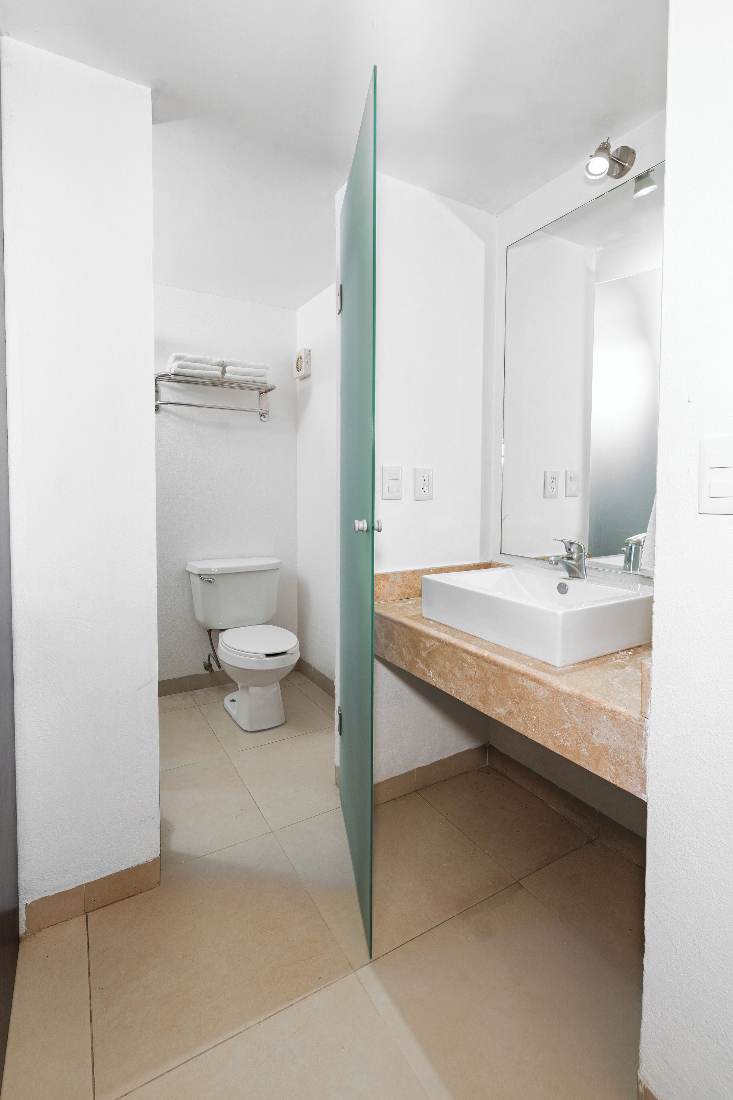 Douche, articles de toilette gratuits, sèche-cheveux
