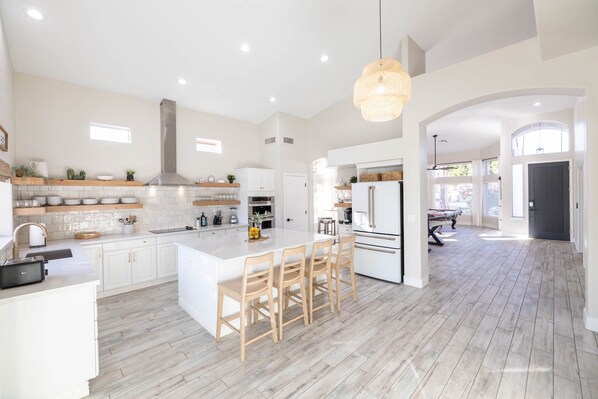 冷蔵庫、電子レンジ、オーブン、コンロ