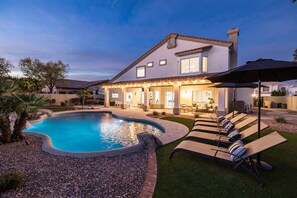 A heated pool - Fun Filled Stadium Getaway w/ Heated Pool & Golf (Glendale)