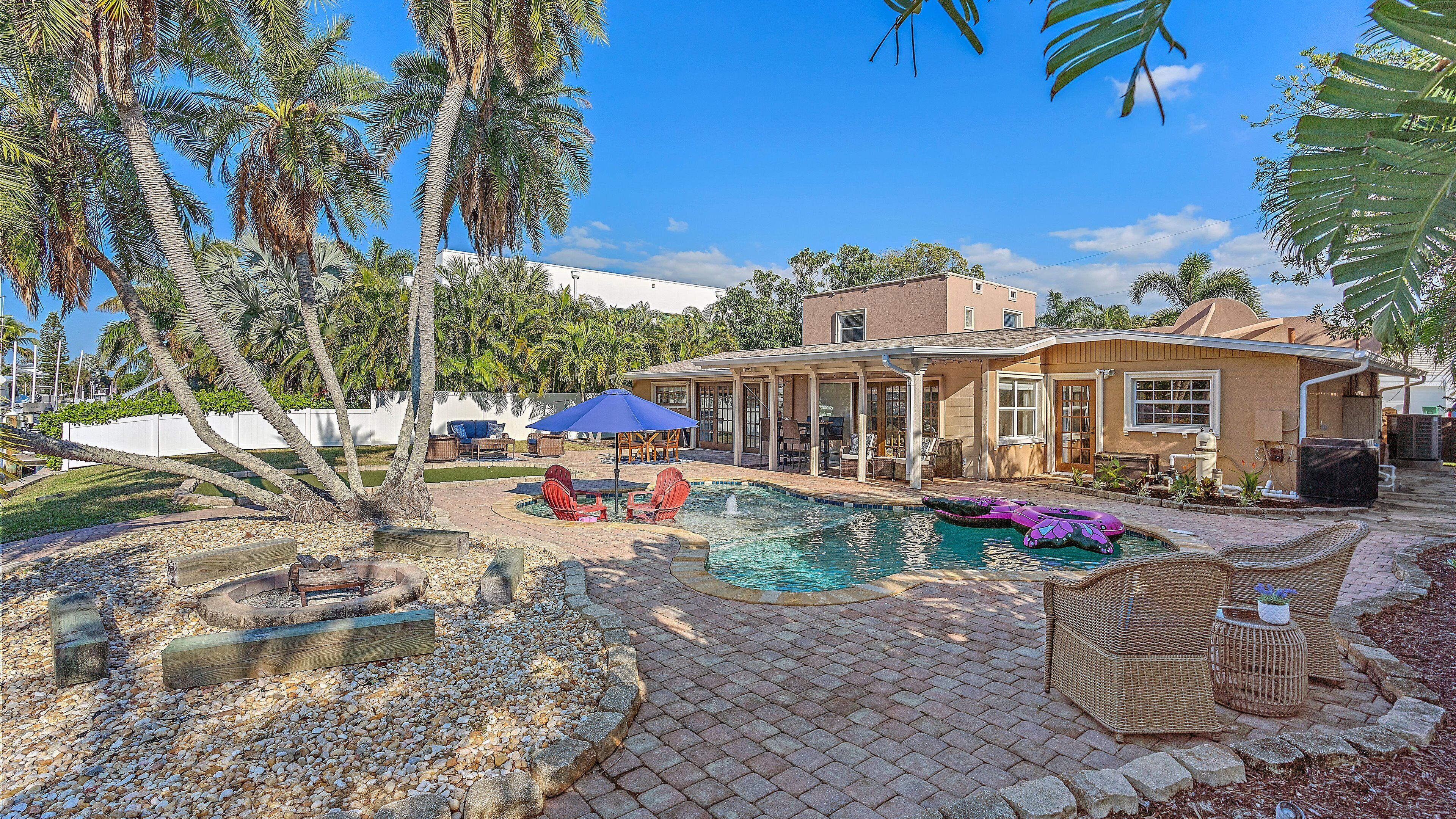 Amazing Canal Front 4 Bedrm Home, Heated Pool, Dock Putting Green Close to Beach