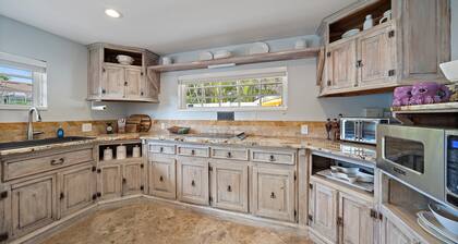 Heated Pool, Dock, Putting Green, Close to Beach!