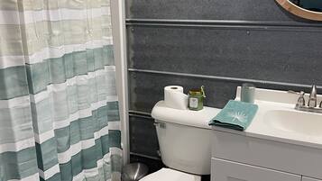 Combined shower/bathtub, hair dryer, towels