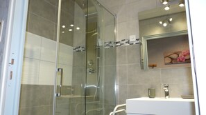 Bruser, hårtørrer, Toiletpapir