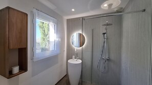 Dusche, Haartrockner, Handtücher, Toilettenpapier