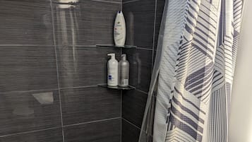 Dusj, hårføner, håndklær og såpe