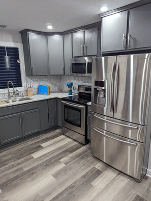 Microwave, oven, stovetop, dishwasher - Newly Rennovated Home next to Zoo and Downtown Stadiums (Indianapolis)