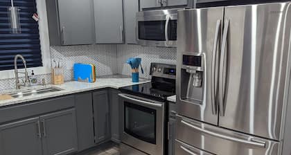 Newly Rennovated Home next to Zoo and Downtown Stadiums