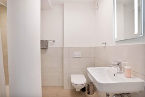 Chuveiro, ducha de hidromassagem, secador de cabelo, toalhas de banho
