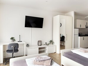 Apartamento luxo, várias camas, sacada | Área de estar | TV de tela plana 41 polegadas com canais digitais, TV