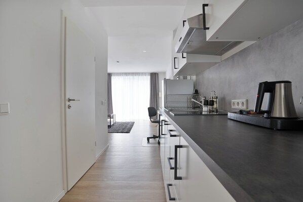 Réfrigérateur, micro-ondes, four, cafetière/bouilloire