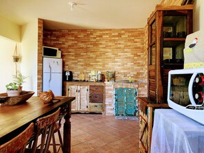 Refrigerador, microondas, licuadora, utensilios de cocina