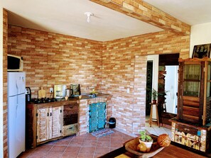 Refrigerador, microondas, licuadora, utensilios de cocina
