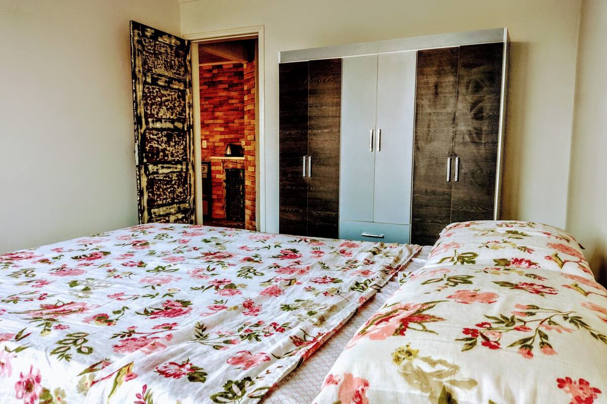 Cortinas blackout, wifi gratis y ropa de cama