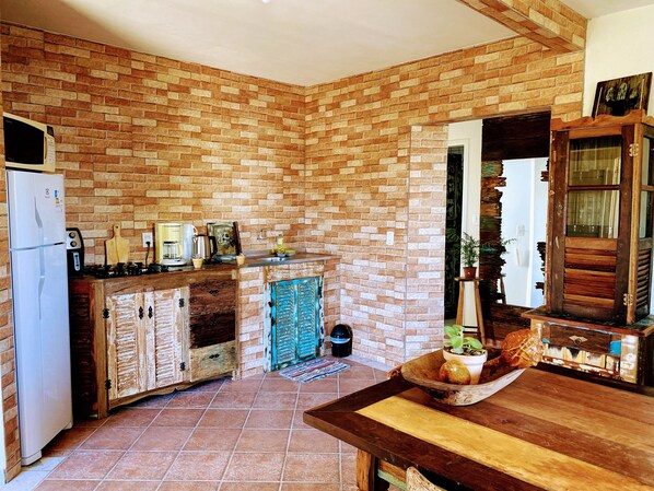 Refrigerador, microondas, licuadora, utensilios de cocina