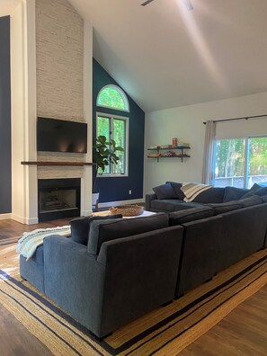 TV connectée, cheminée, baby-foot, table de tennis de table