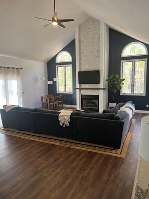 Smart TV, chimenea, futbolito y tenis de mesa 