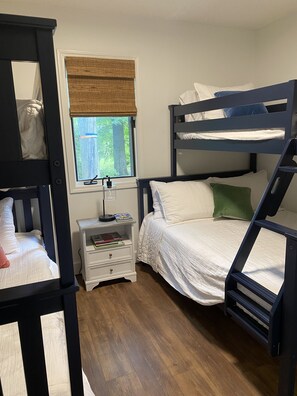 3 habitaciones, escritorio, tabla de planchar con plancha y wifi gratis 