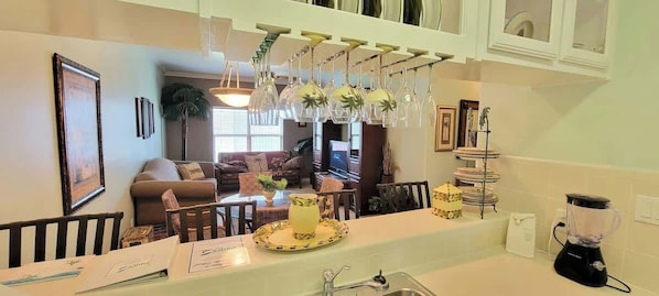 Condo, varias camas, cocina | Área de sala de estar | Televisión de pantalla plana de 42 pulgadas con canales digitales