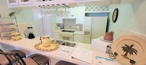 Condo, varias camas, cocina | Cocina privada | Refrigerador, microondas, horno y parrilla de estufa