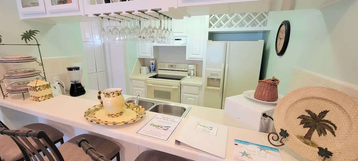 Condo, varias camas, cocina | Cocina privada | Refrigerador, microondas, horno y parrilla de estufa 