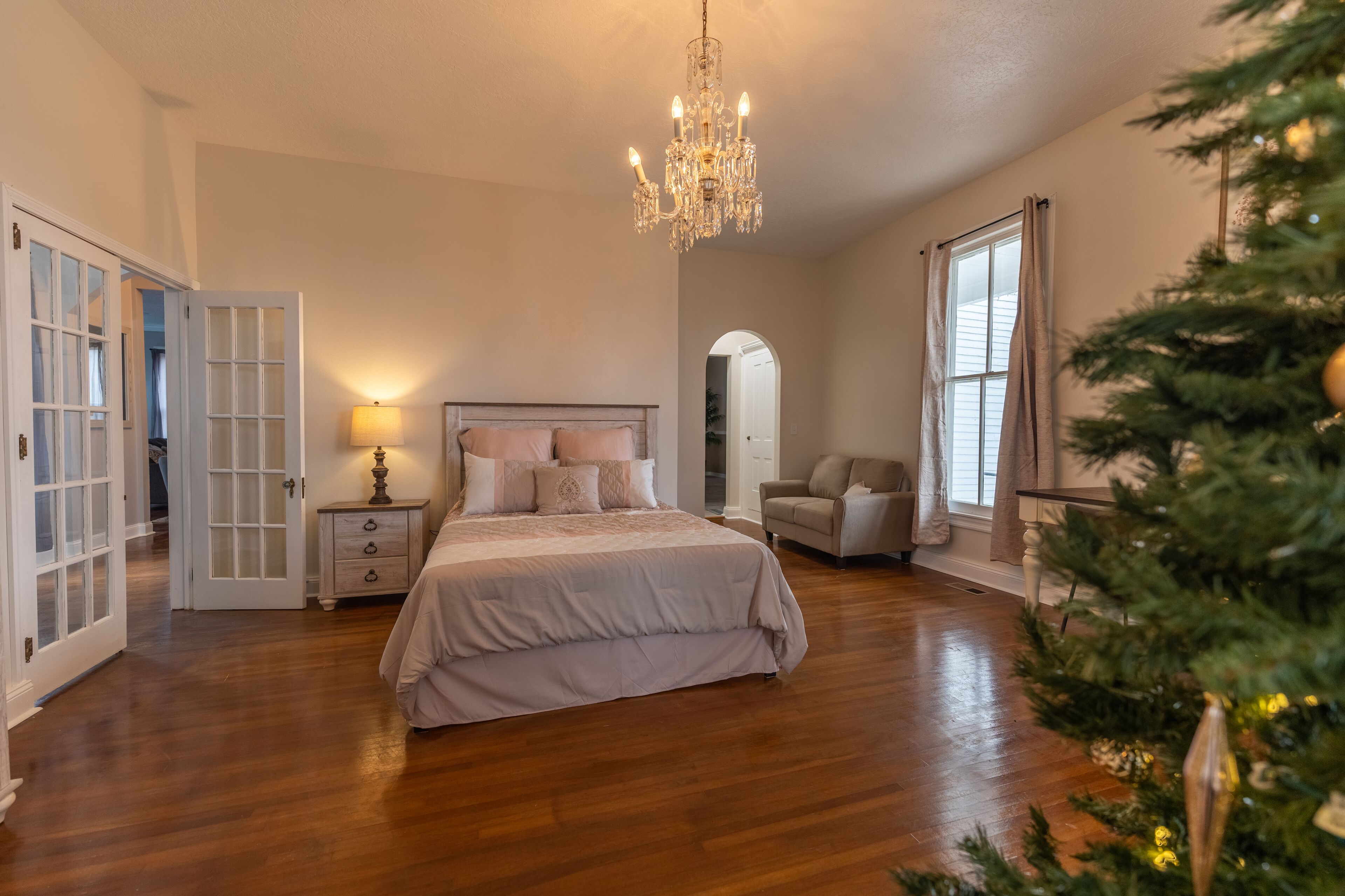 5 bedrooms, desk, iron/ironing board, travel crib