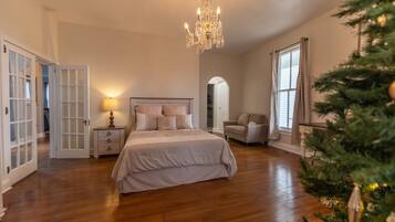 5 bedrooms, desk, iron/ironing board, travel crib