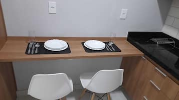 Micro-ondas, talheres/pratos/utensílios de cozinha