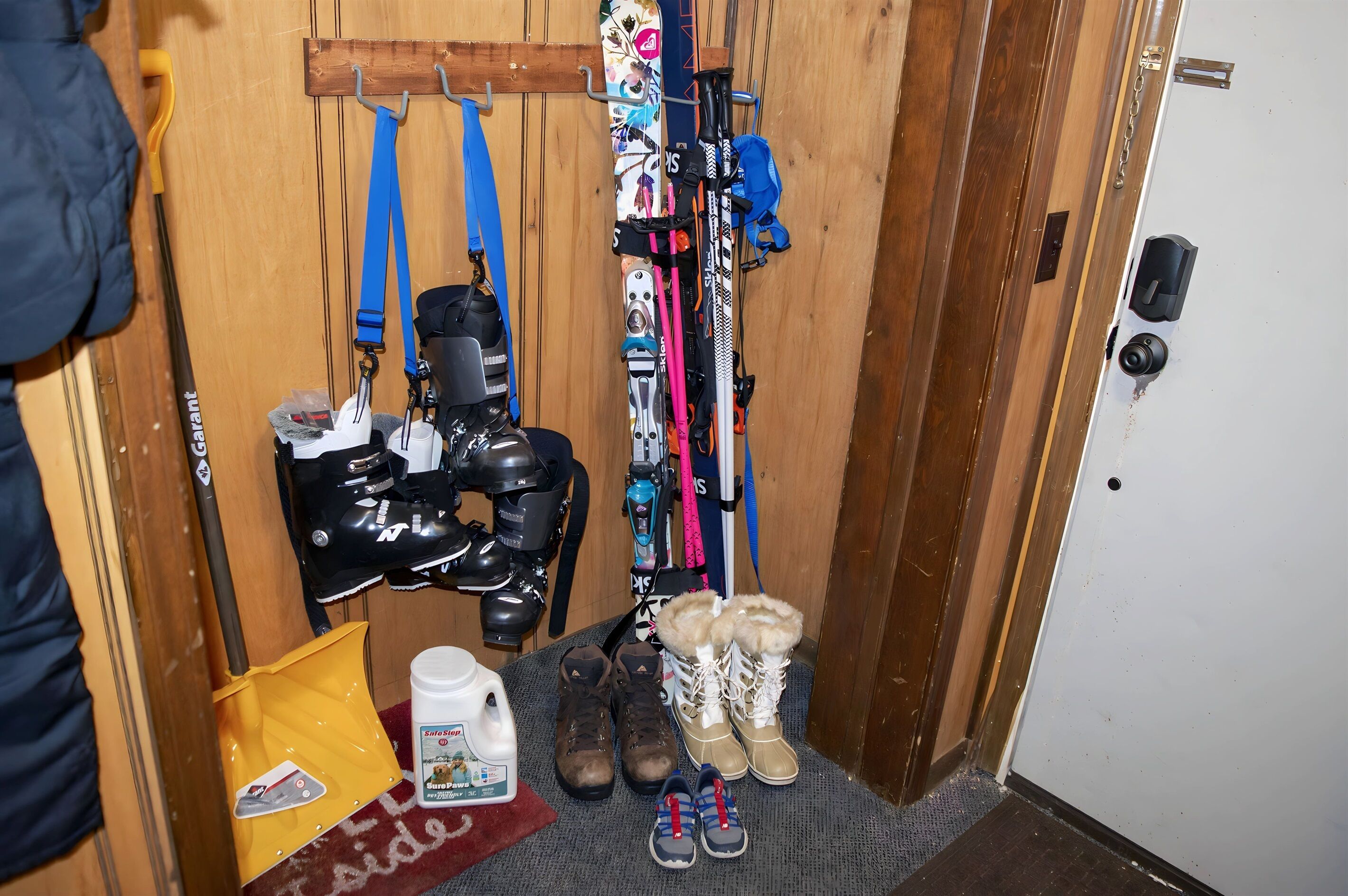 Zona de almacenamiento para esquíes, botas y cascos.