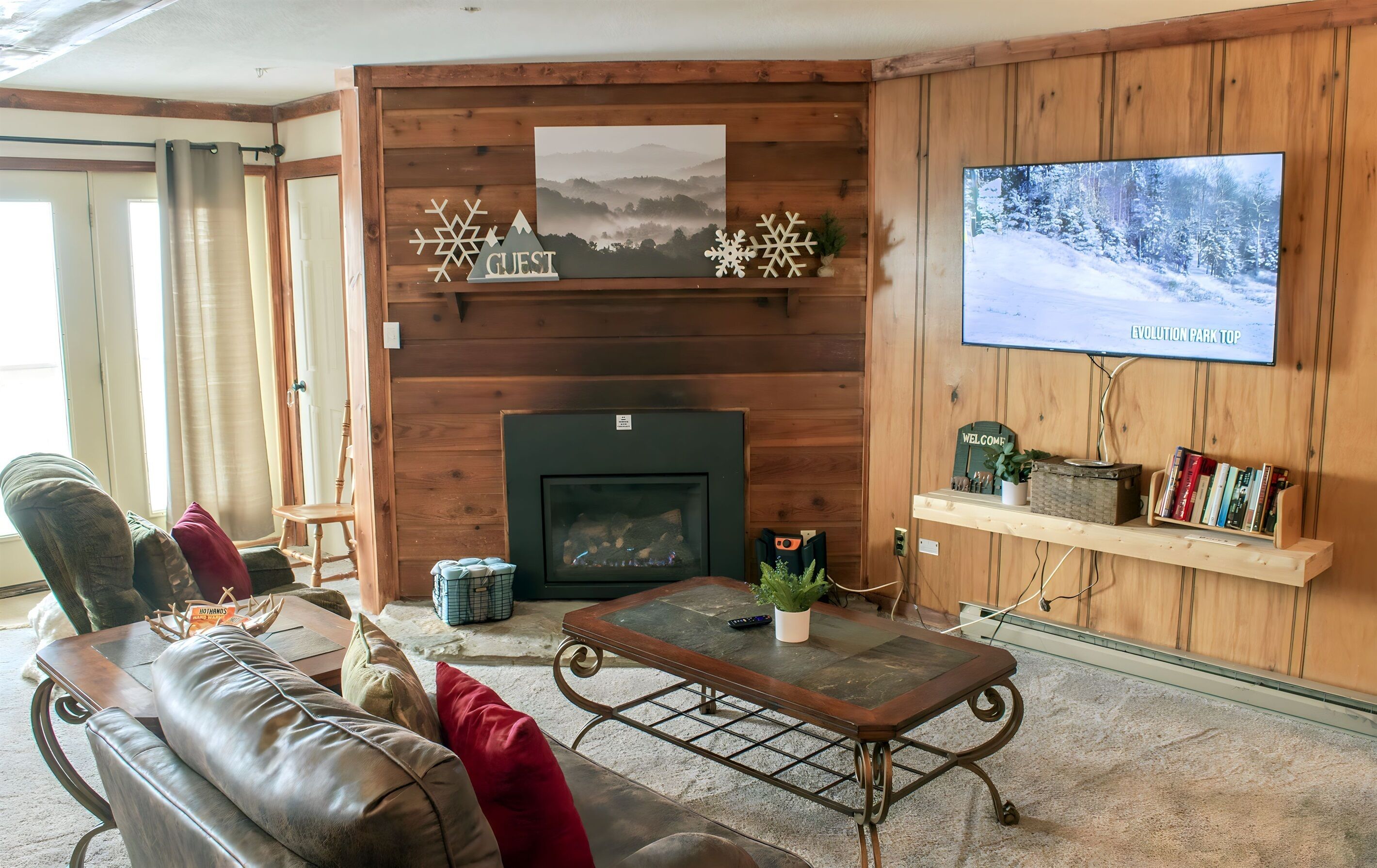 Smart-TV, Kamin, Bücher