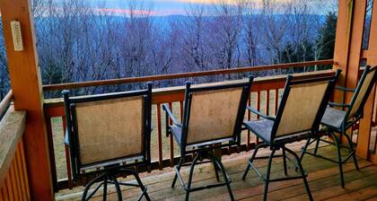3BR Summit Retreat, Short Walk to Village & Slopes