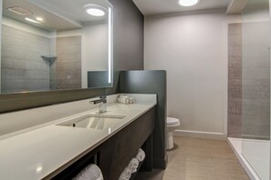 Deluxe Room, 1 King Bed, Balcony, City View | Bathroom
