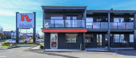 Vista frontal de la propiedad