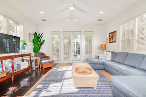 Smart TV, books - 4 Bedroom House in Angler's Reef, Includes 31' Boat Slip. Islamorada, FL (Islamorada)