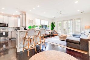 Smart TV, books - 4 Bedroom House in Angler's Reef, Includes 31' Boat Slip. Islamorada, FL (Islamorada)