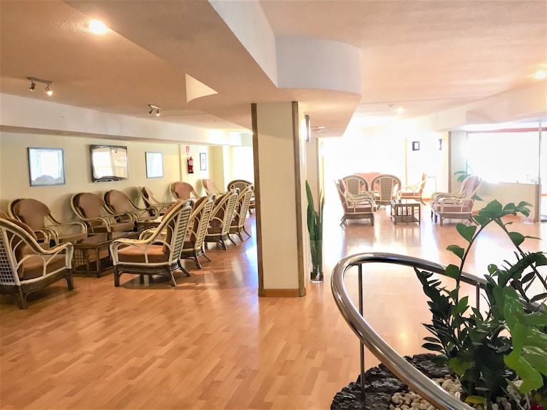 2 Bed Hotel Apt. Sleeps 3/4, Five Minutes Walk To Beach, Shops & Restaurants - アデヘ