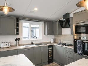 Cottage | Private kitchen - Penmarlam Lodge Retreat 18 (Fowey)