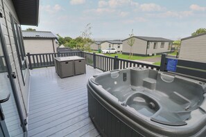 Cottage | Outdoor spa tub - Penmarlam Lodge Retreat 18 (Fowey)