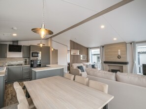 Cottage | Dining - Penmarlam Lodge Retreat 18 (Fowey)