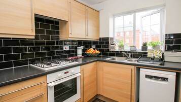 Cottage | Private kitchen | Fridge, dishwasher, electric kettle, toaster