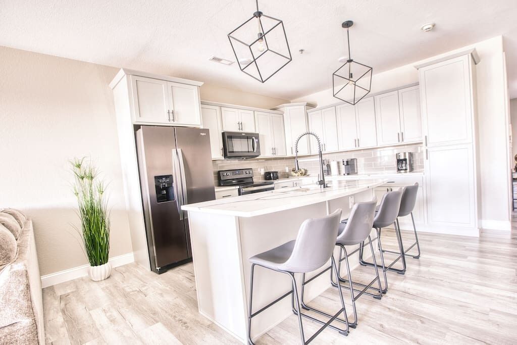 Een koelkast, een microgolfoven, een oven, een kookplaat