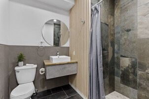Chambre Deluxe | Salle de bain | Articles de toilette gratuits, sèche-cheveux, serviettes fournies, savon